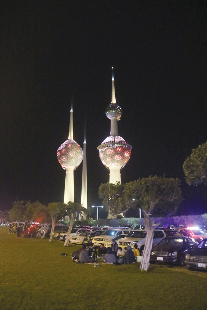  احتفالات قرب الأبراج	 (تصوير سعود سالم)