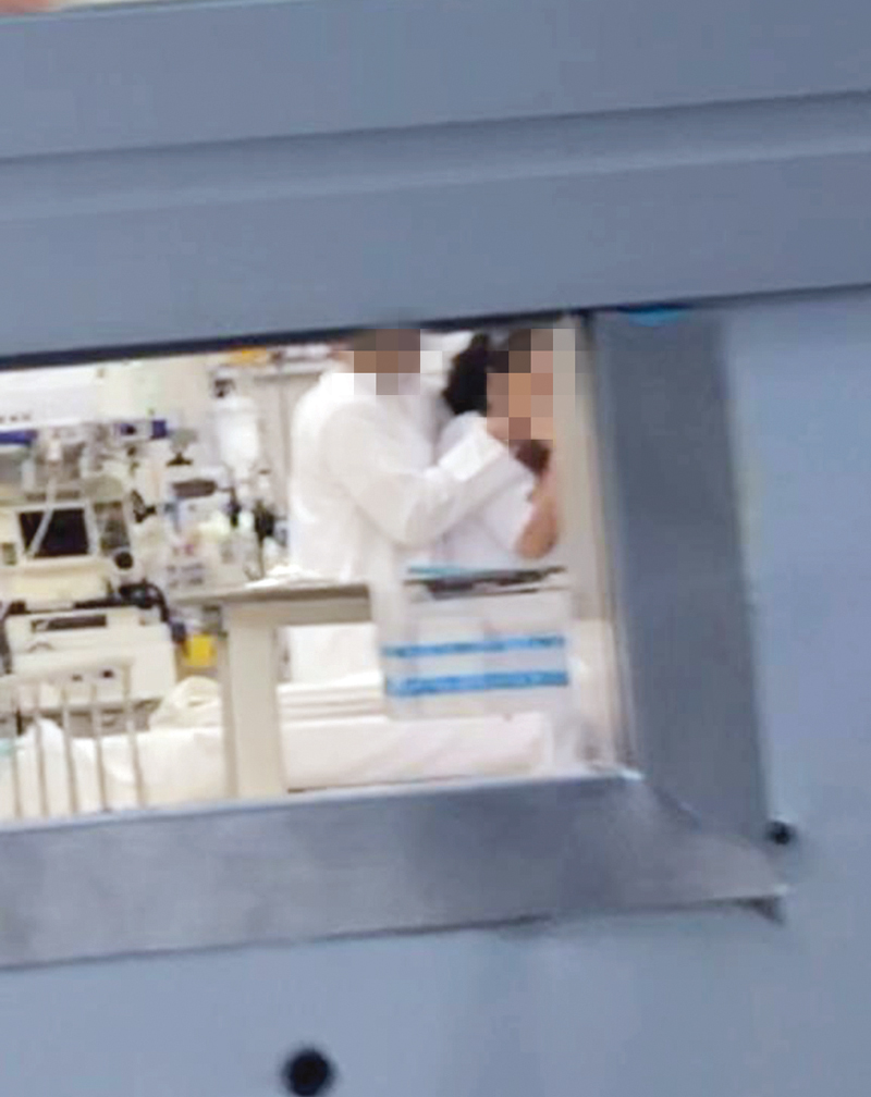 u0627u0644u0634u0627u0628 u064au0636u0639 u0627u0644u0633u0643u064au0646 u0639u0644u0649 u0631u0642u0628u0629 u0627u0644u0645u0645u0631u0636u0629