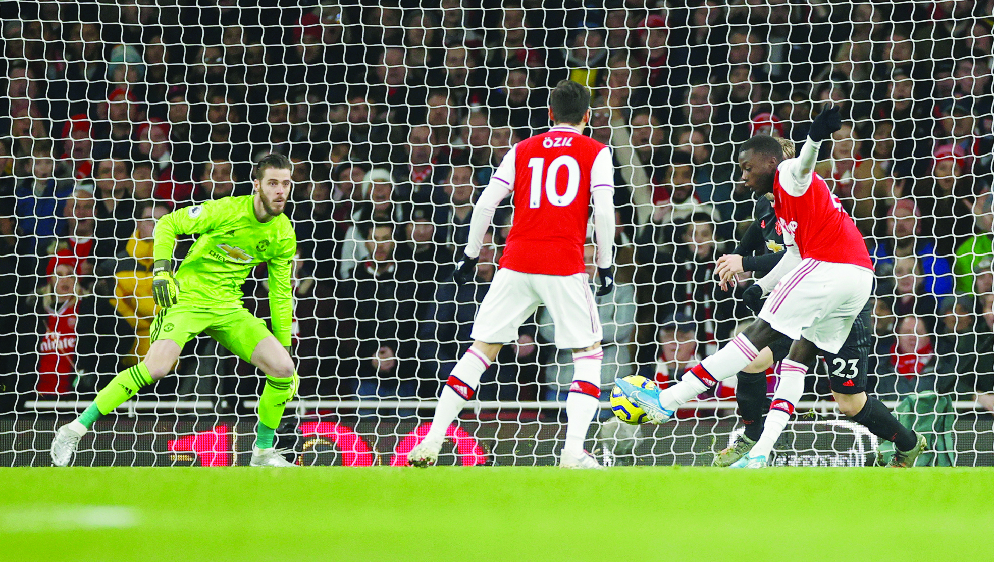 نيكولاس بيبي مسجّلاً هدف أرسنال الأول في مرمى مانشستر يونايتد                   	                          (رويترز)