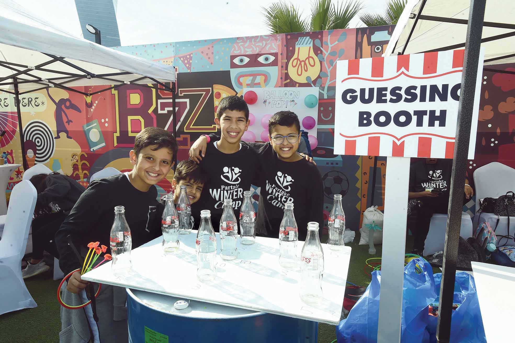 مجموعة من أطفال النادي في البوث الخاص بهم   