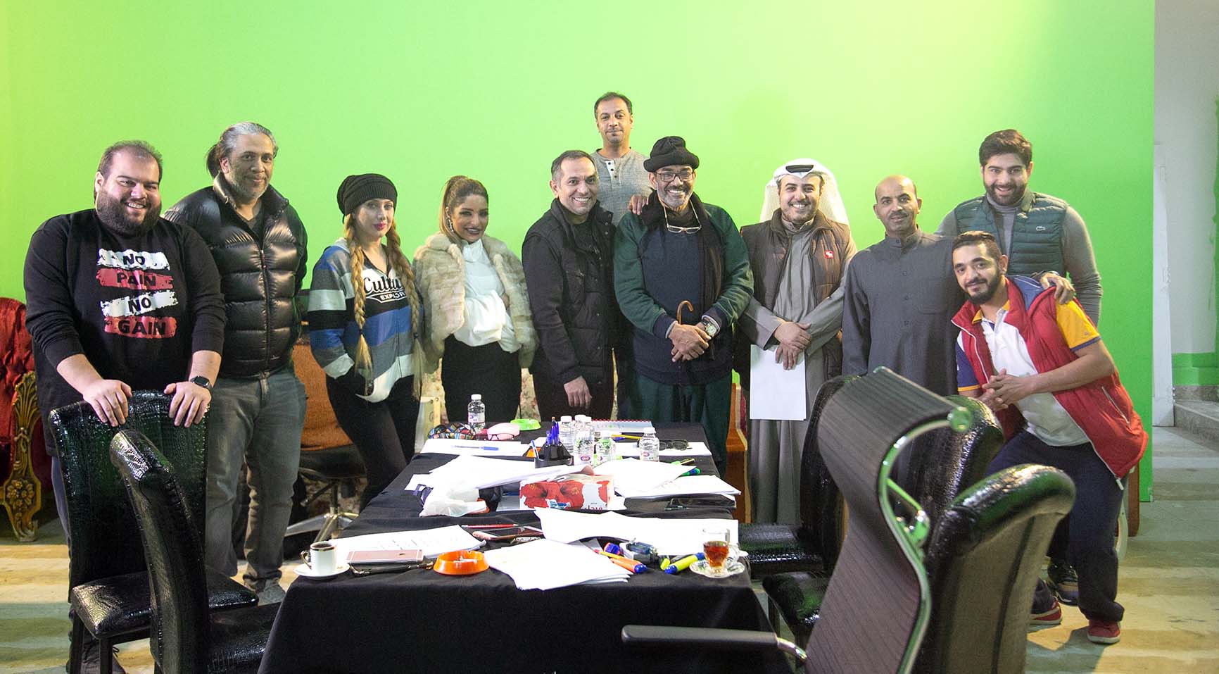 فريق العمل في لقطة جماعية 