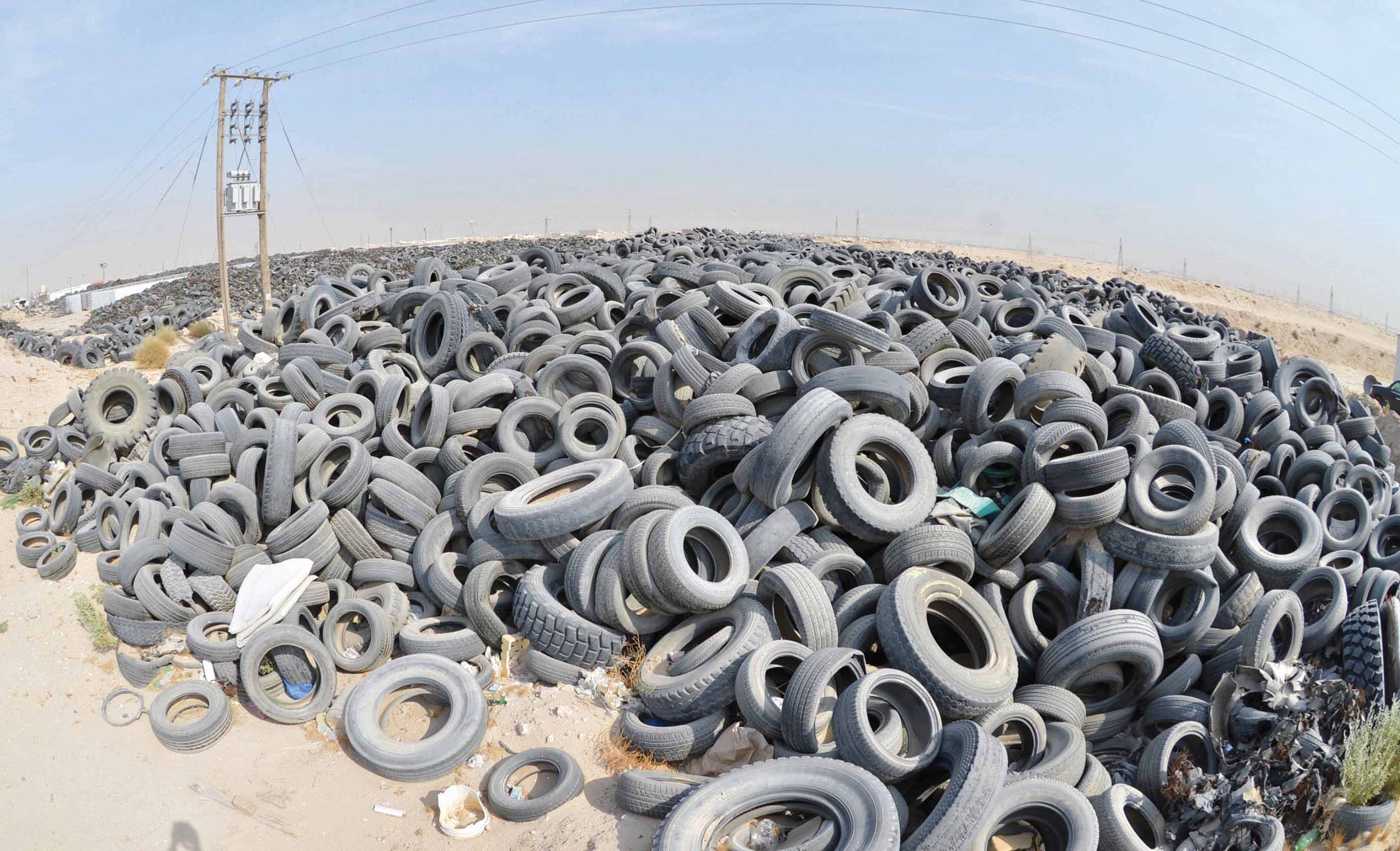 أكوام من الإطارات