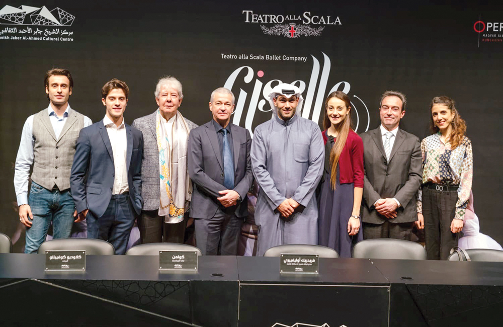 حمد الريس متوسطاً فرقة مسرح لاسكالا