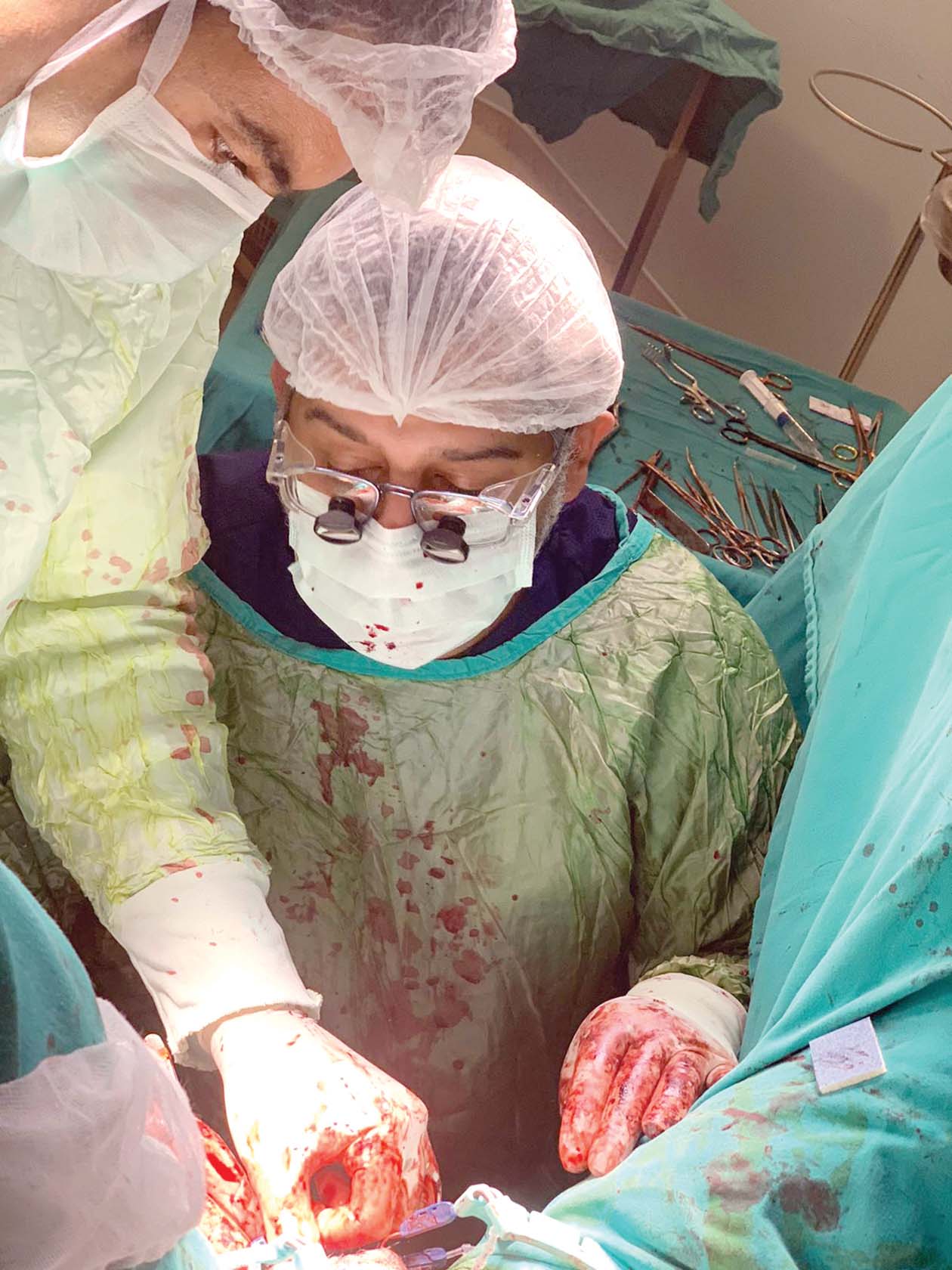 الدكتور الهاجري خلال إجراء إحدى العمليات