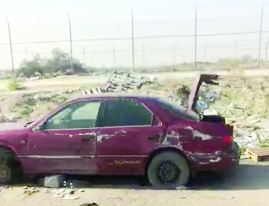 سيارة مهملة على الجانب الكويتي من الحدود