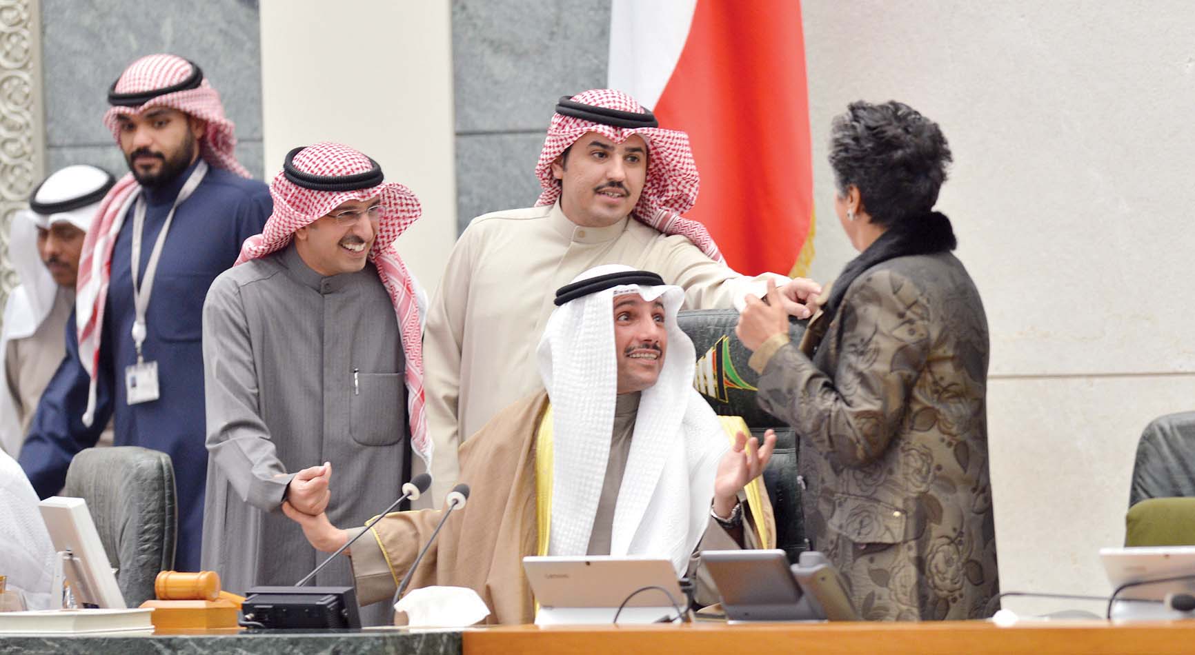 حوار على منصة الرئاسة بين الغانم والهاشم والبابطين والدوسري 