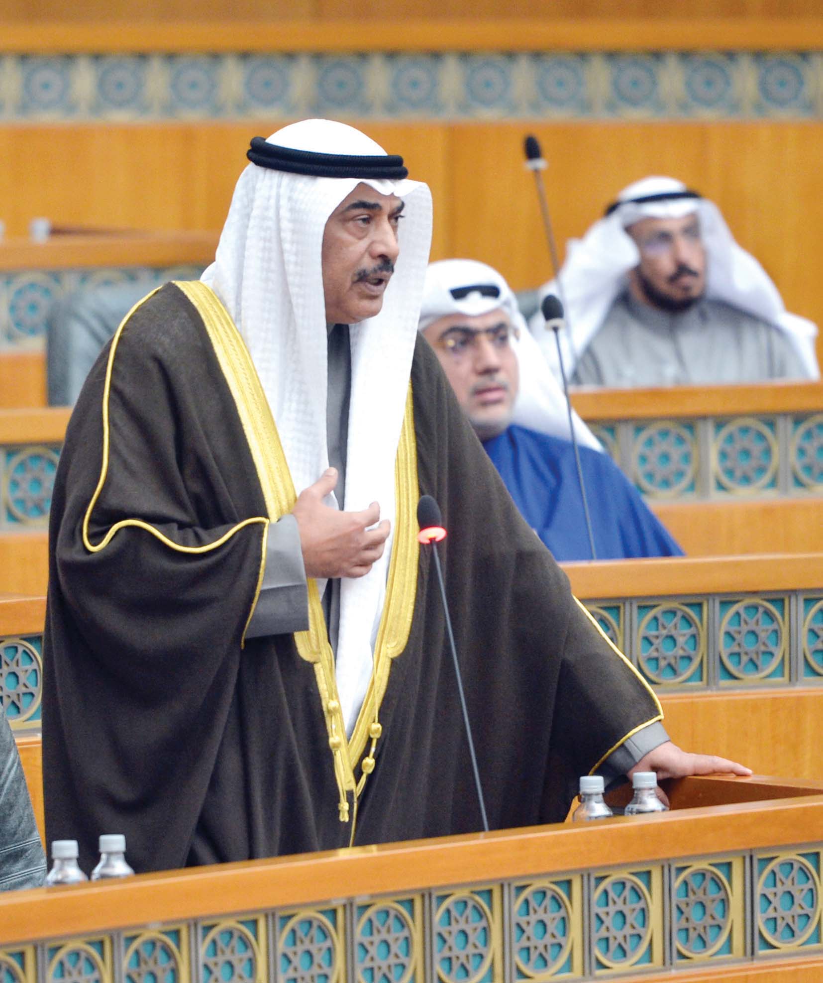 الخالد متحدثاً في بداية الجلسة    	(تصوير نايف العقلة)