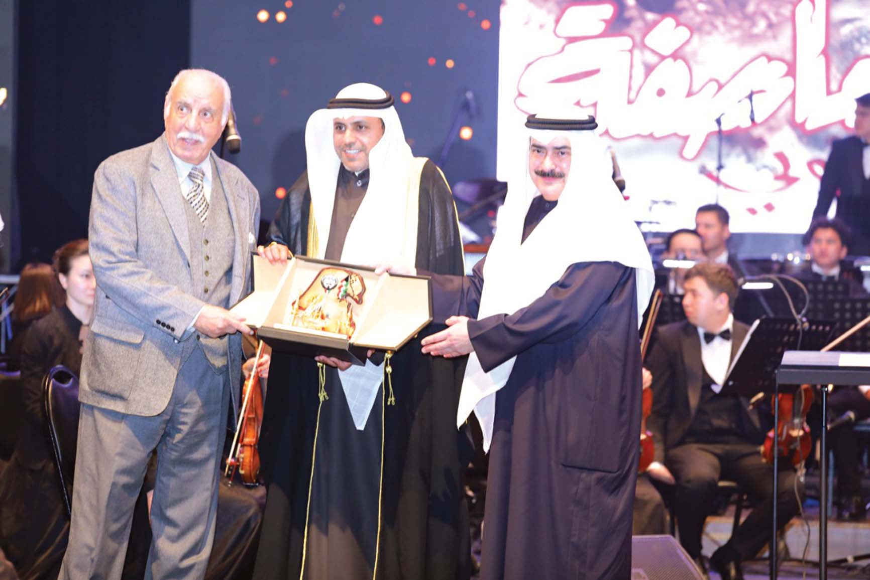 الجبري والعبدالجليل يكرمان السنعوسي 