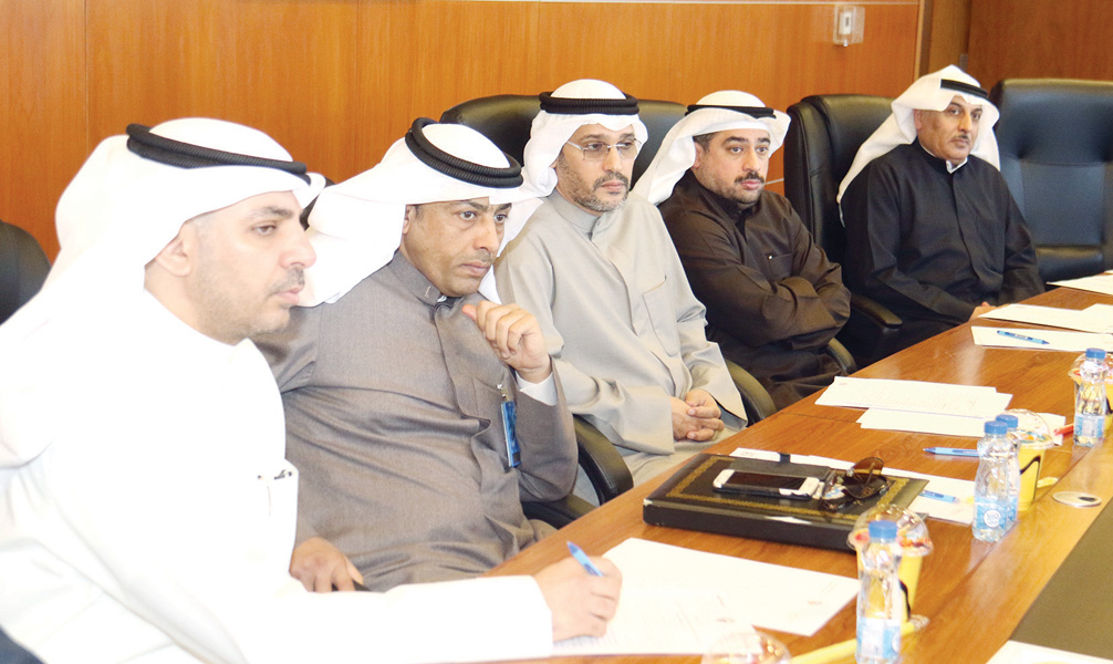 بعض قيادات الجهات الحكومية خلال الاجتماع