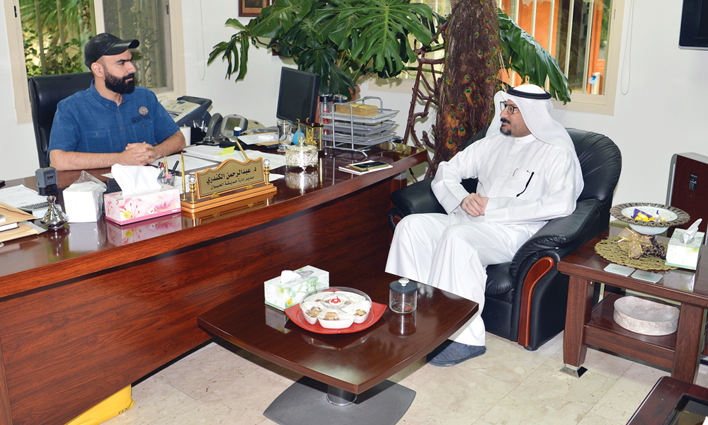 الكندري يتحدث للزميل ناصر الفرحان 