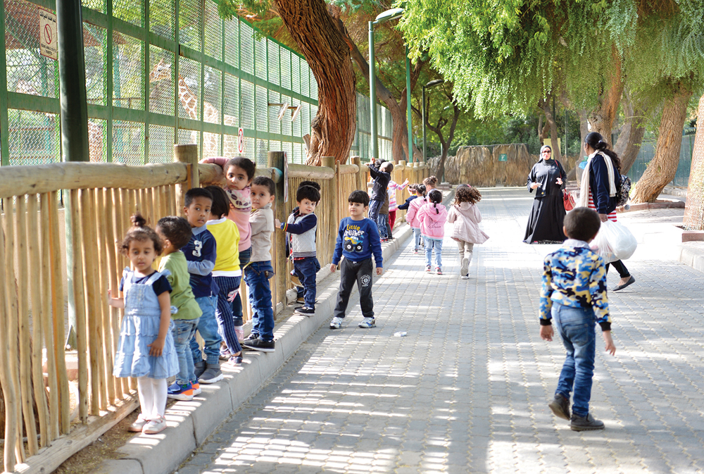 أطفال إحدى الرياض يستمتعون برؤية الحيوانات