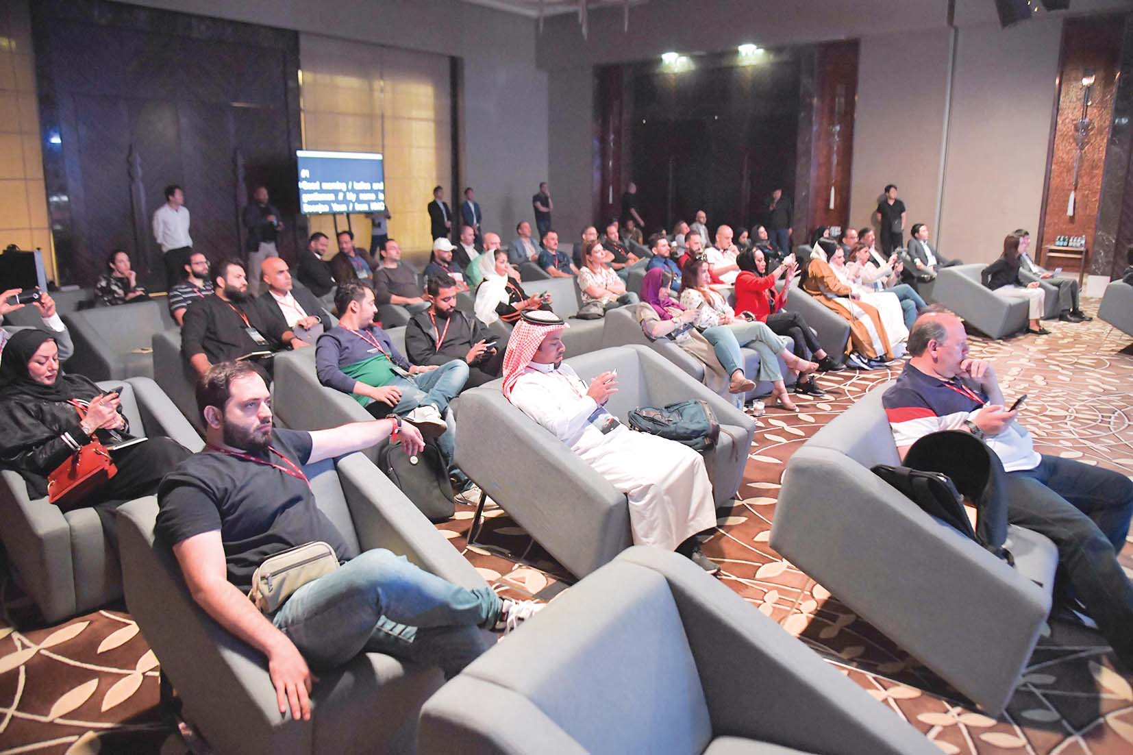 الصحافيون يستمعون لشرح عن مواصفات السيارة سيلتوس