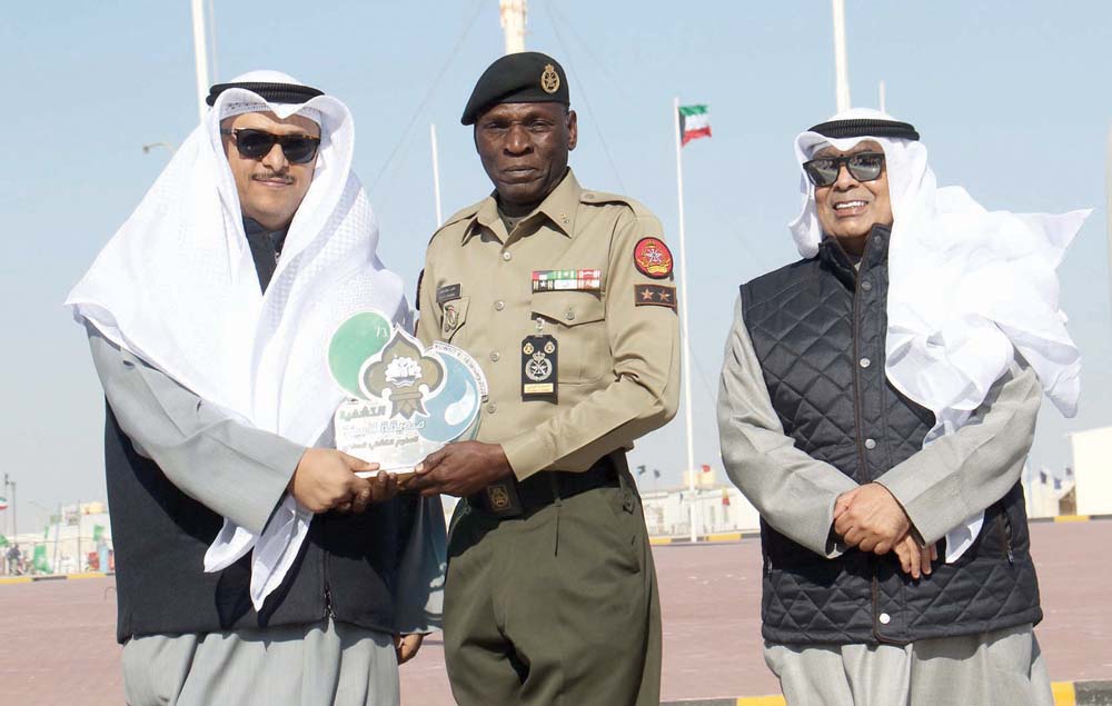 الياسين مكرماً قائد الفرقة الموسيقية بحضور المقصيد