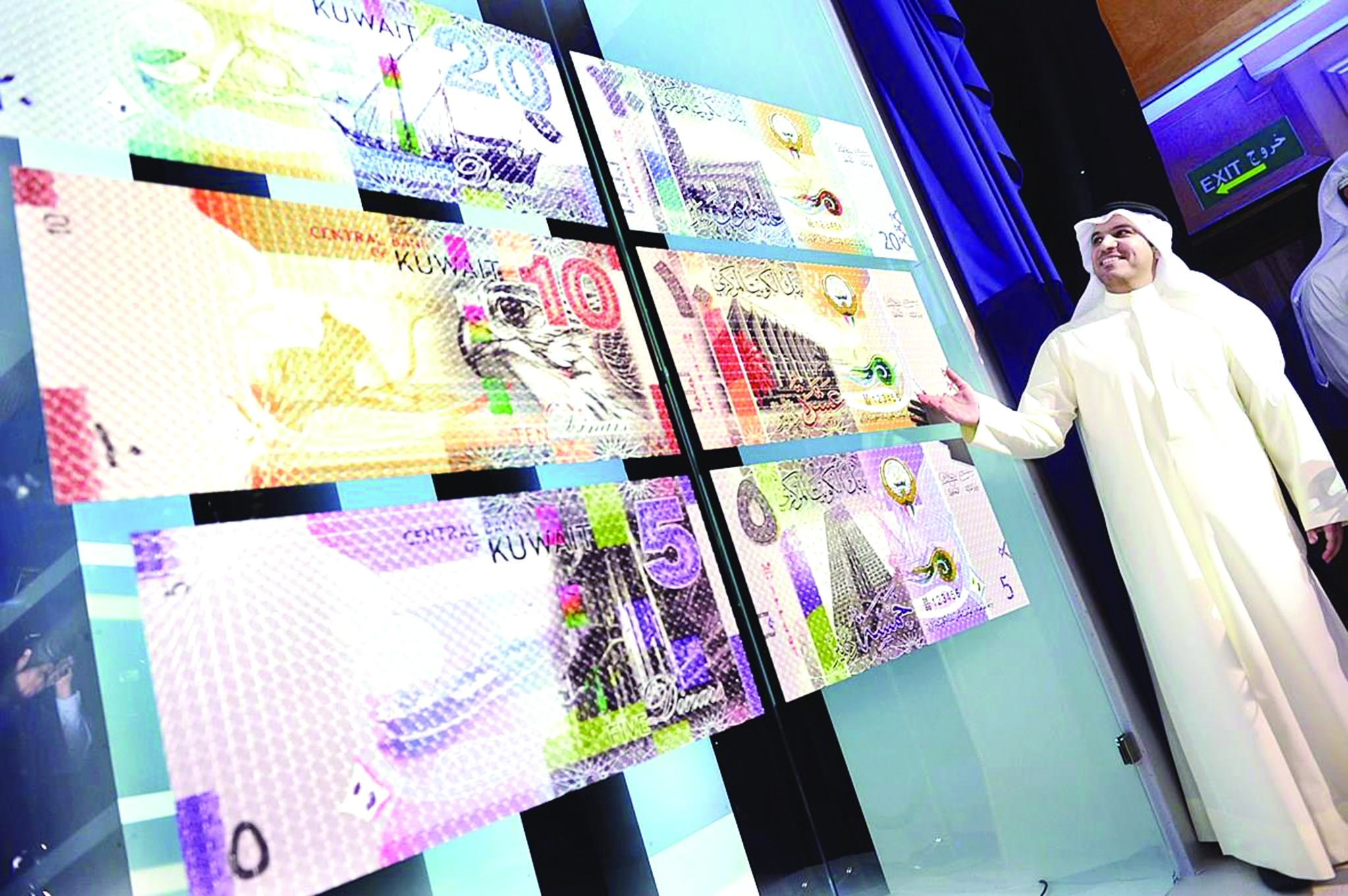 محافظ «المركزي» الدكتور محمد الهاشل مستعرضاً آخر إصدار