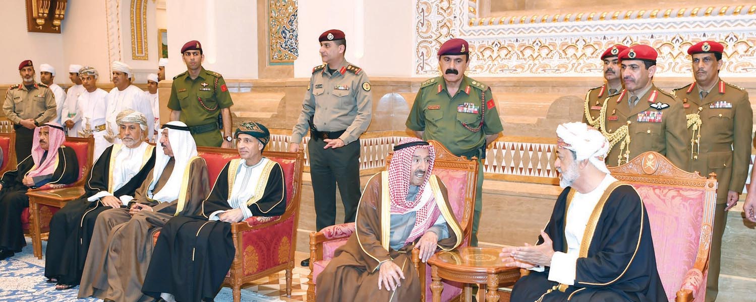 حديث بين سمو الأمير والسلطان هيثم بن طارق بحضور الوفد المرافق