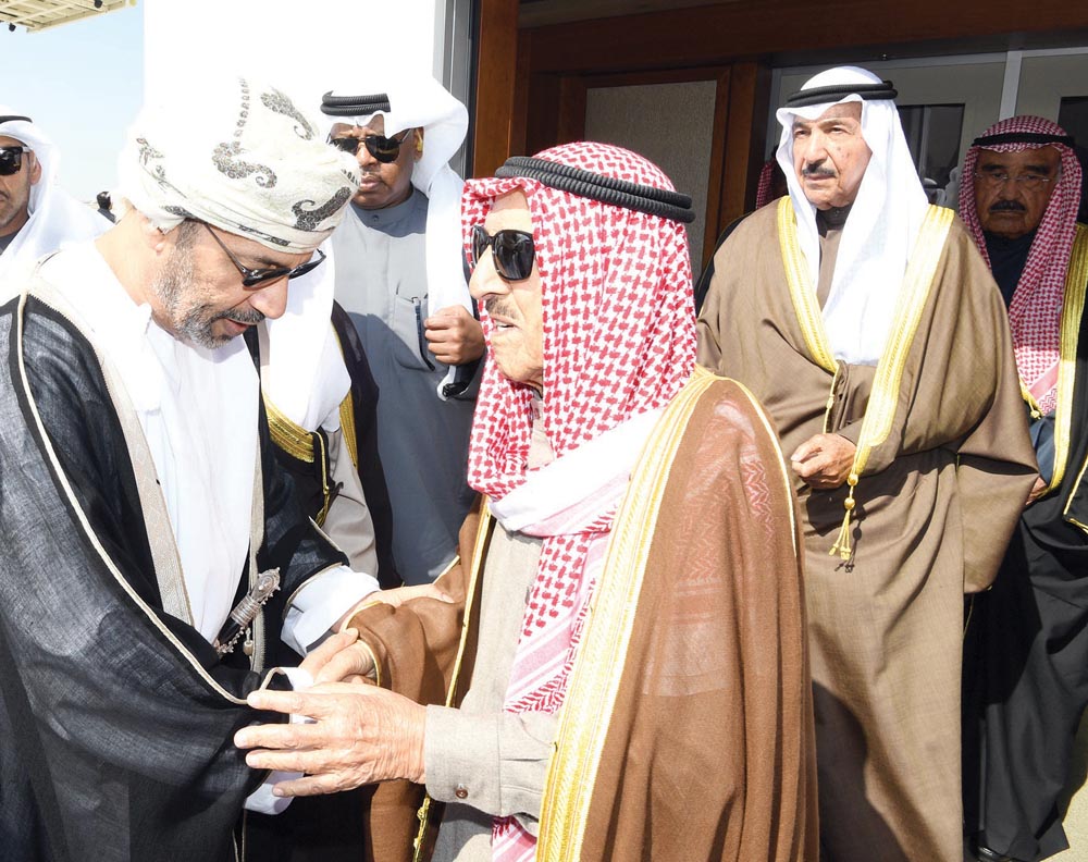 الأمير لدى وصوله إلى مسقط ويبدو جابر العبدالله وفيصل السعود