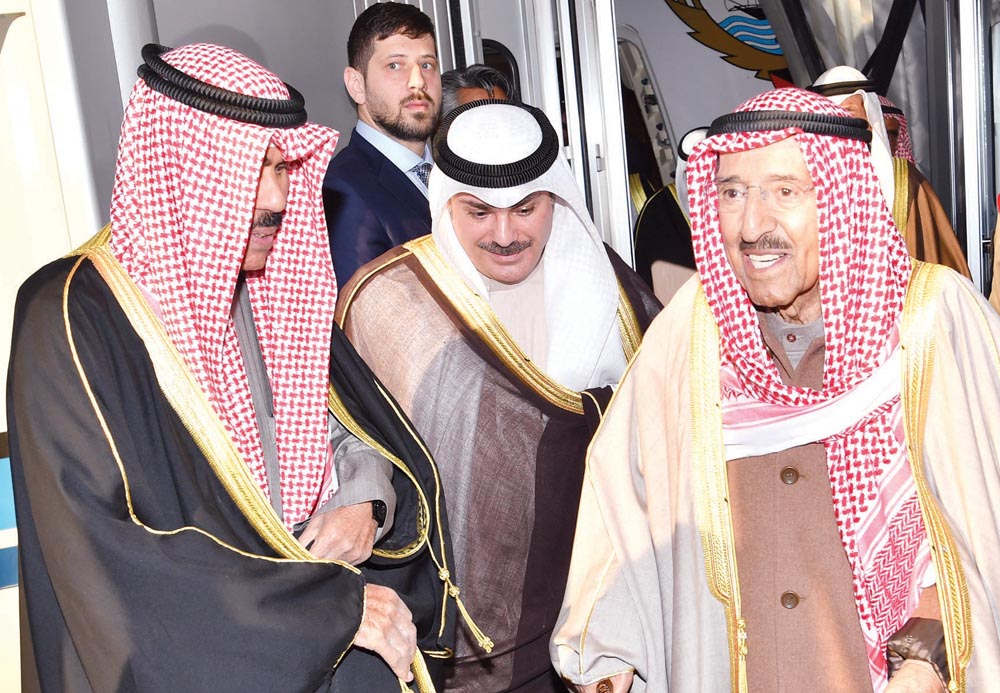 صاحب السمو لدى عودته إلى الكويت وولي العهد في استقباله