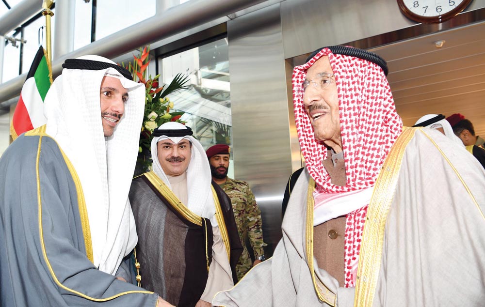 ... ومصافحاً مرزوق الغانم