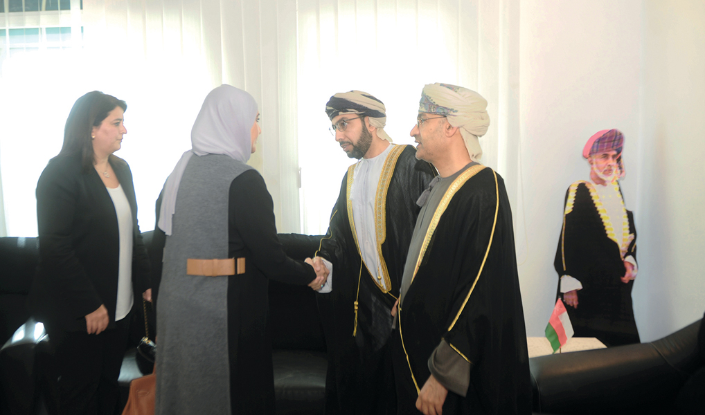 العقيل والفارس تقدمان واجب العزاء	  	(تصوير بسام زيدان)