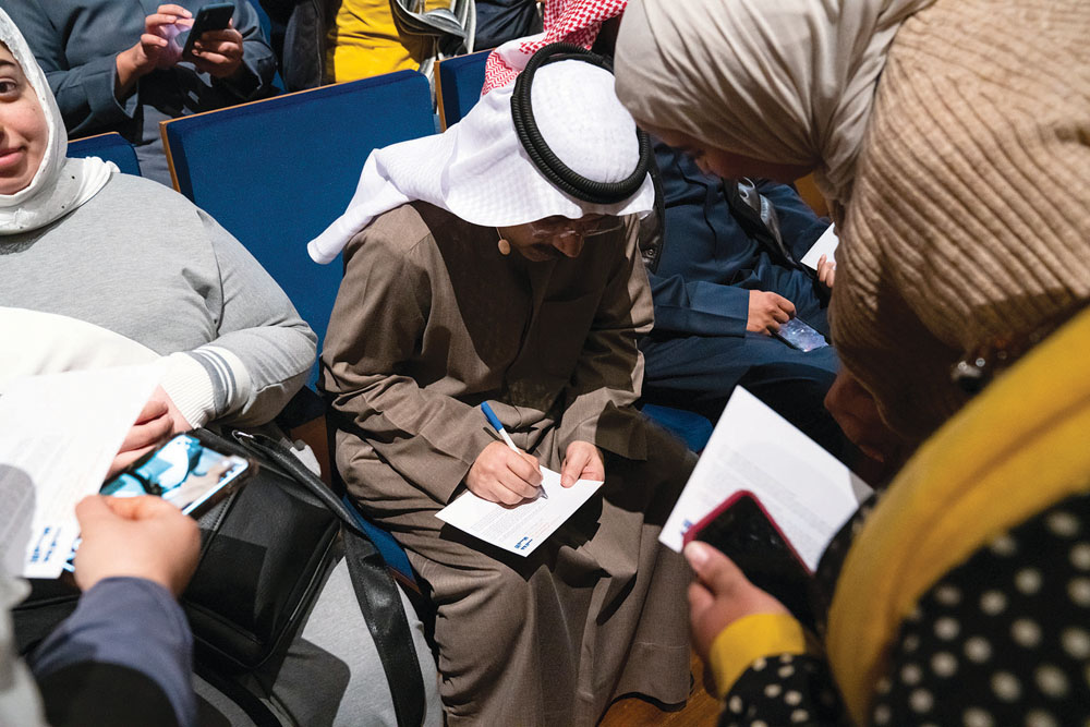 المسباح يهم بكتابة كلمات للمعجبين