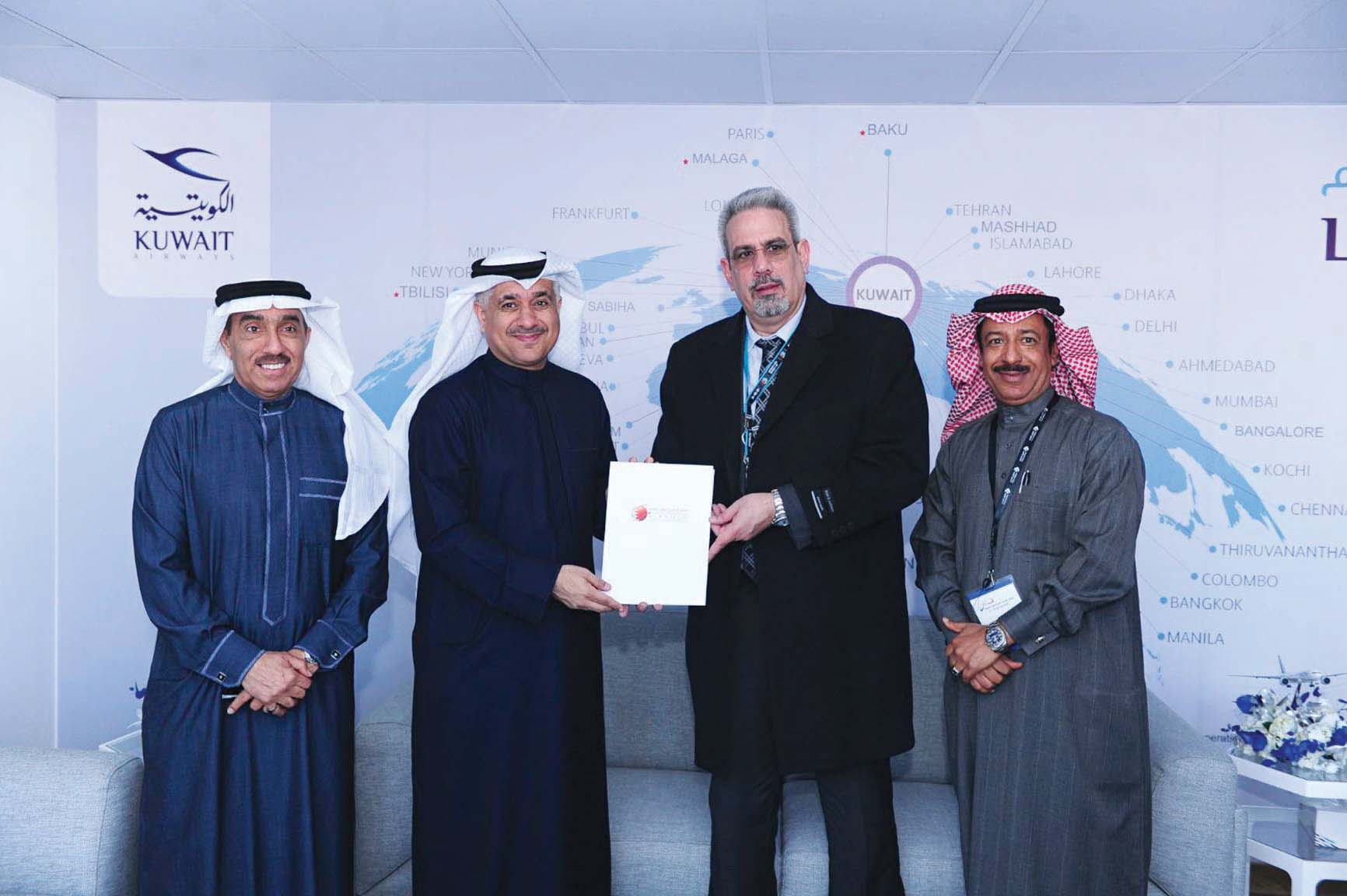 كامل العوضي مستقبلاً وزير المواصلات والاتصالات البحريني كمال بن أحمد 