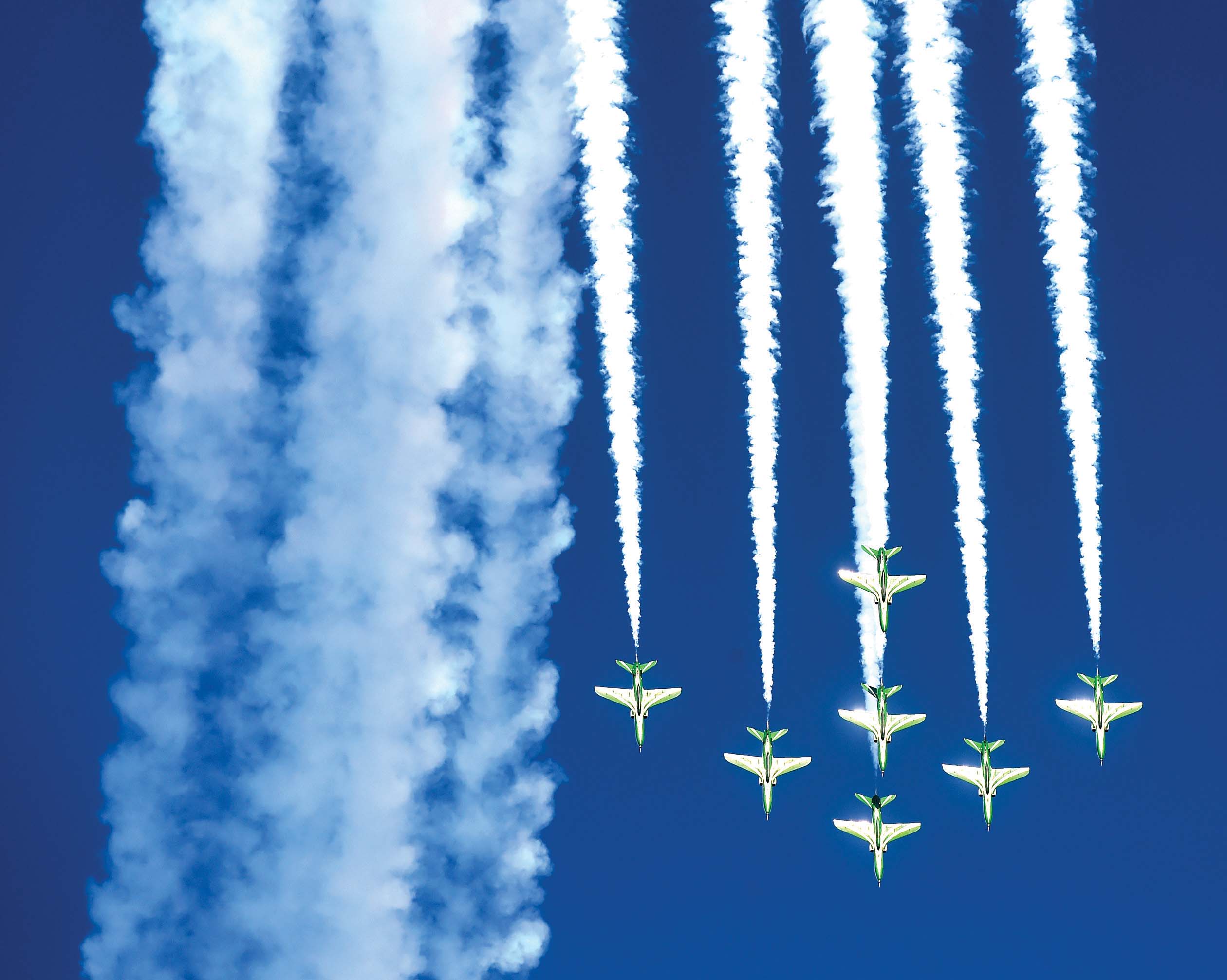 عروض جوية متنوعة شهدها اليوم الأول للمعرض