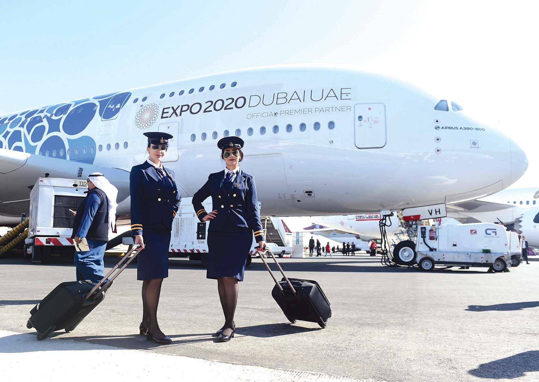 مضيفتان أمام طائرة A380 المشاركة في المعرض