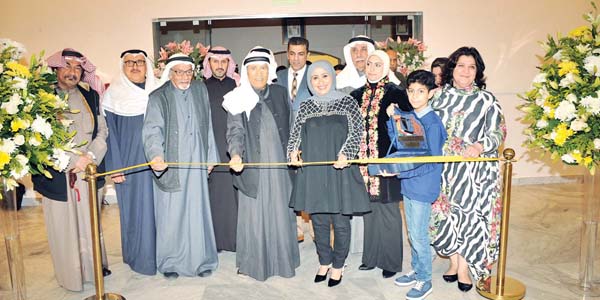 u062eu0632u0639u0644 u0627u0644u0642u0641u0627u0635 u0648u0636u064au0627u0621 u0627u0644u0628u062du0631 u0641u064a u0627u0641u062au062au0627u062d u0627u0644u0645u0639u0631u0636