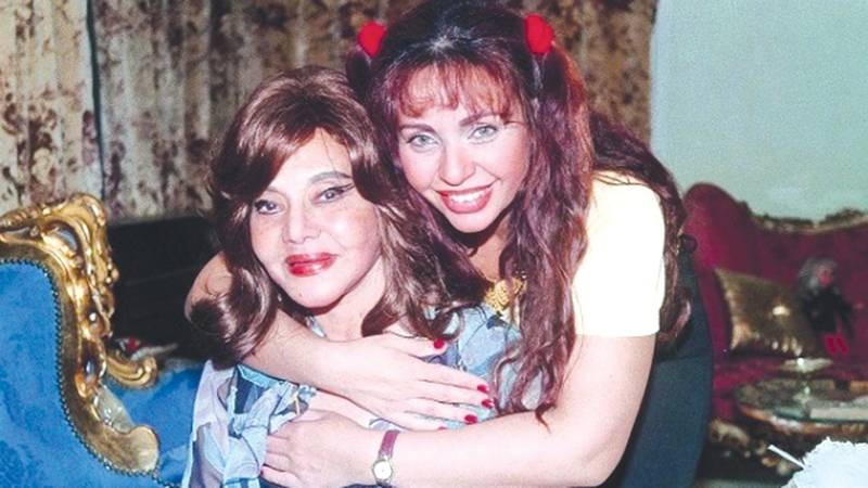 مع ابنتها غادة نافع