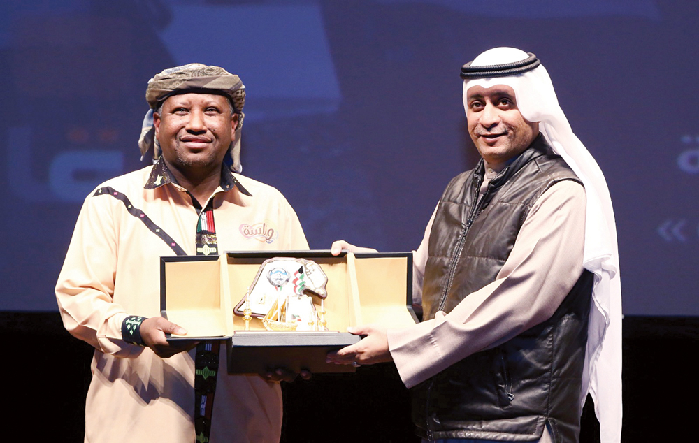 بدر الدويش يكرّم مسعود السباعي 