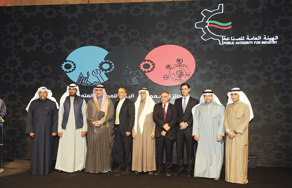 الروضان وتقي يتوسطان ممثلي المصانع الفائزة