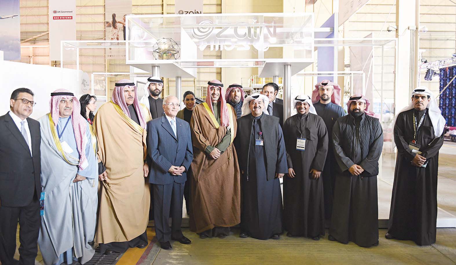 العبدالله يتوسط الحمود وبهبهاني والخشتي في جناح الشركة