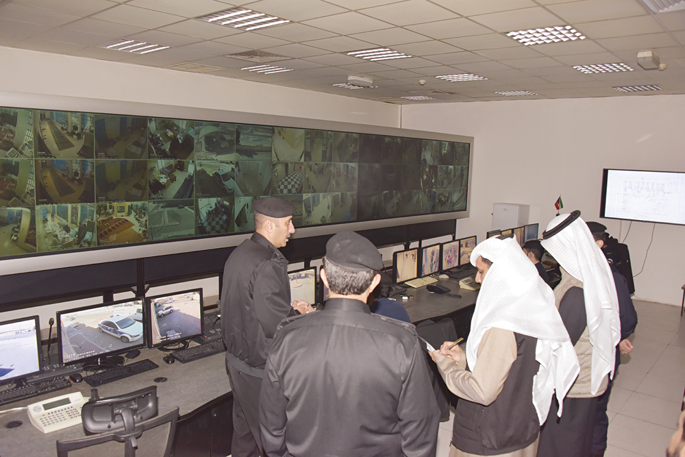 عمليات السجن تتابع الأحداث على مدار الساعة عبر الكاميرات