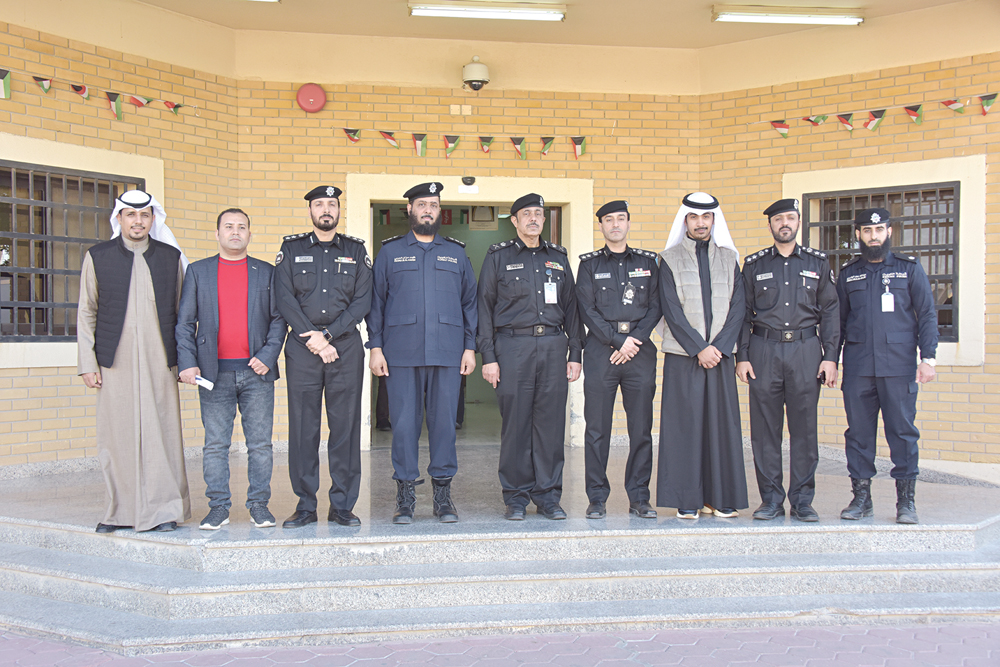 قيادات القطاع مع الصحافيين أمام السجن العمومي