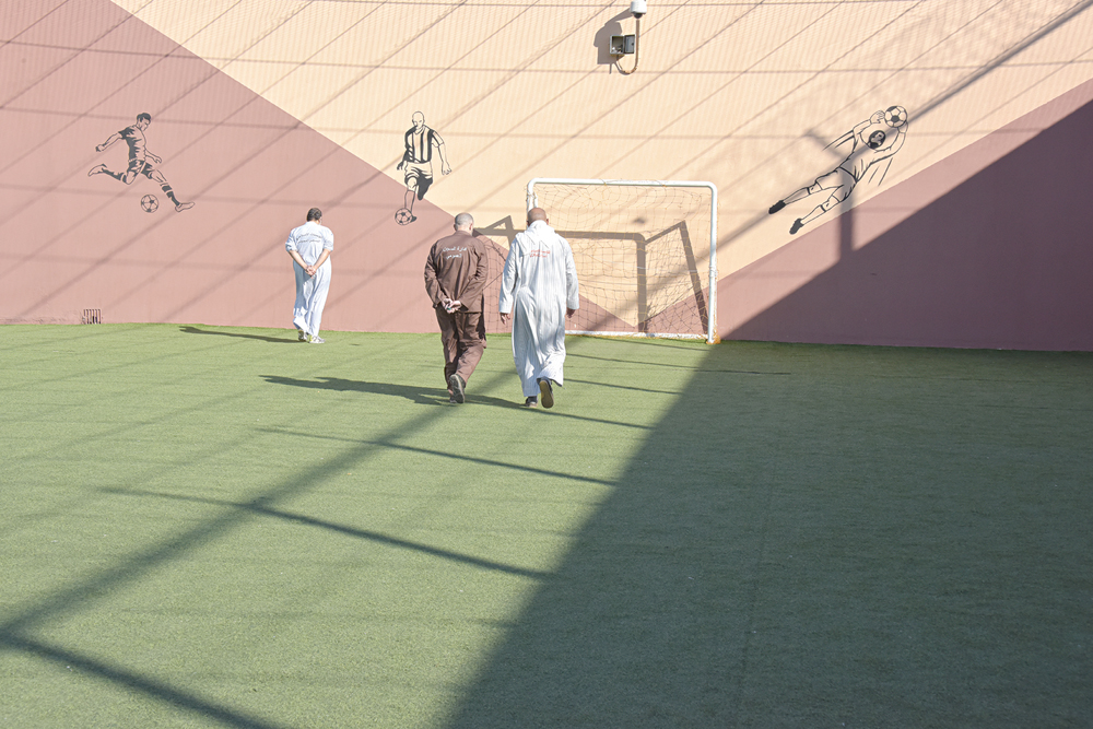 سجناء يتريضون