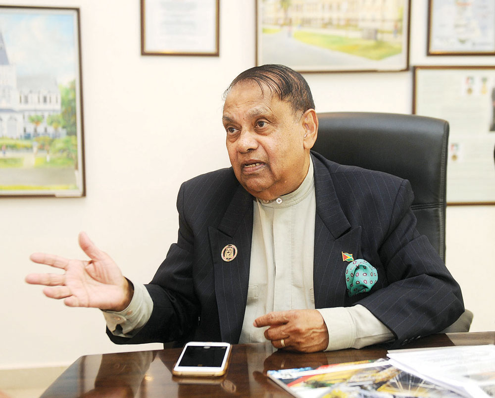 السفير شمير علي متحدثاً لـ «الراي»