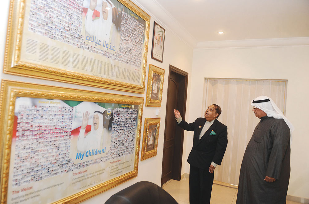 علي والزميل خالد الشرقاوي في جولة بالطابق الثاني للسفارة	 (تصوير بسام زيدان)