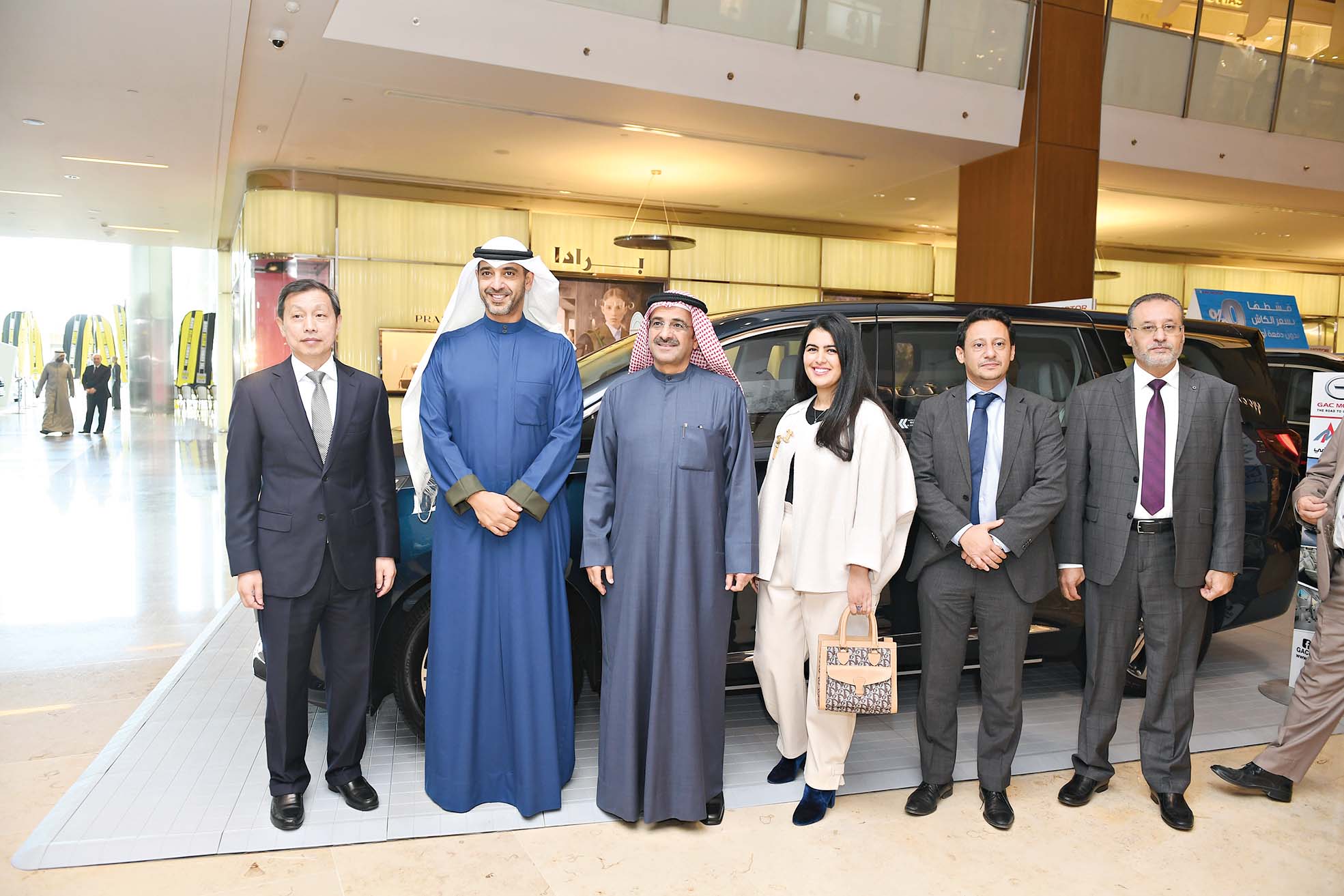 العبدالله والقاضي في لقطة جماعية