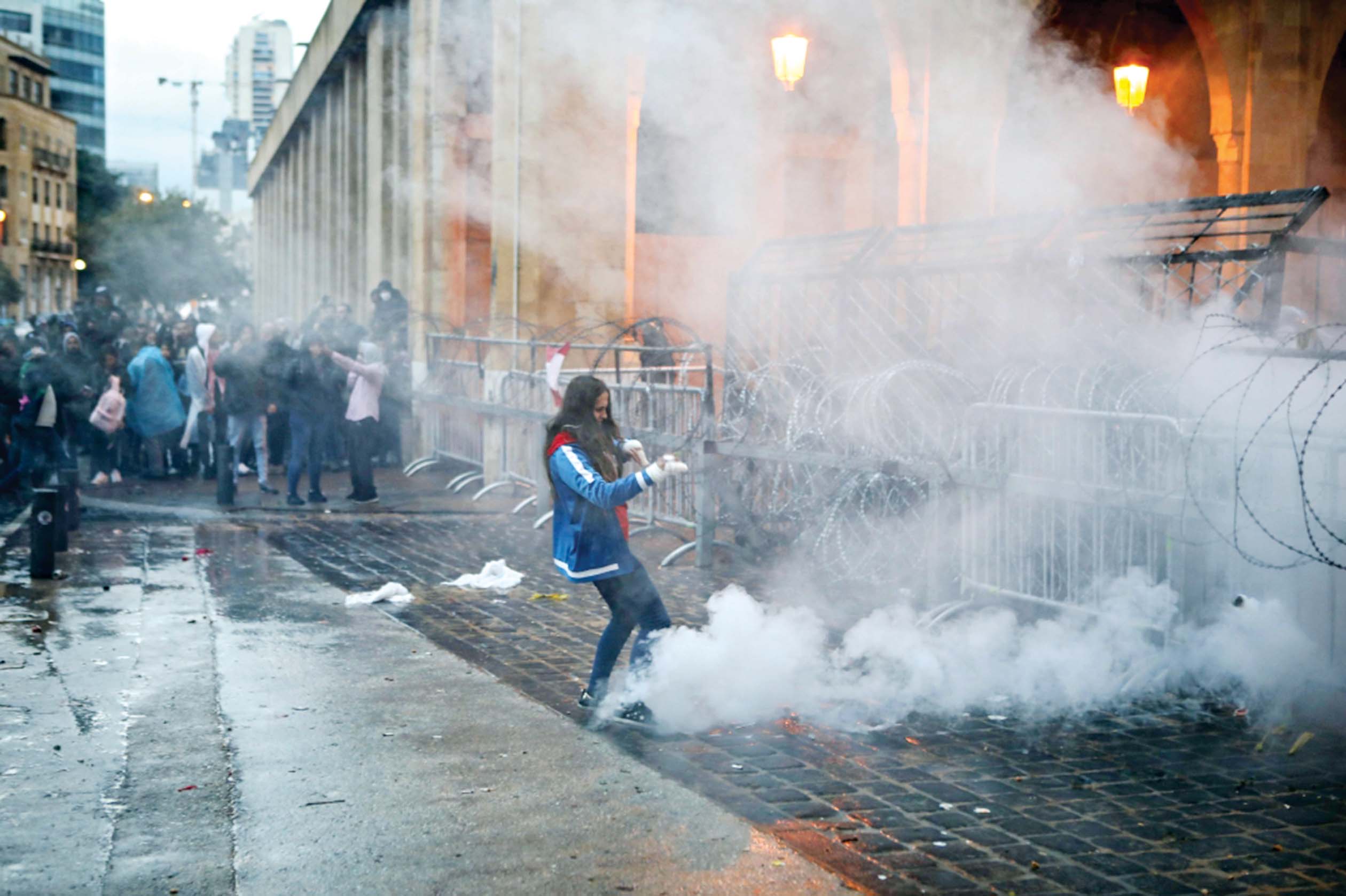 u0627u0644u0645u062au0638u0627u0647u0631u0648u0646 u064au062au0635u062fu0651u0648u0646 u0644u0642u0646u0627u0628u0644 u0645u0633u064au0644u0629 u0644u0644u062fu0645u0648u0639 u0623u0637u0644u0642u062au0647u0627 u0642u0648u0627u062a u0645u0643u0627u0641u062du0629 u0627u0644u0634u063au0628 u0642u0631u0628 u0645u0628u0646u0649 u0627u0644u0628u0631u0644u0645u0627u0646 u0641u064a u0648u0633u0637 u0628u064au0631u0648u062a u0623u0645u0633t (u0623 u0641 u0628)