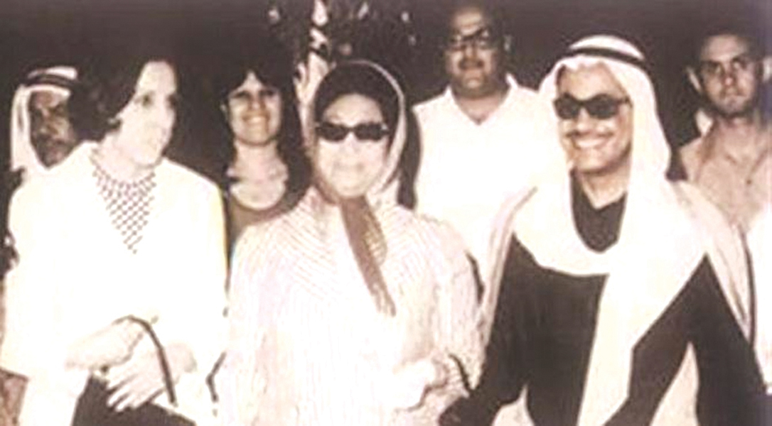 الجاسم مستقبلاً أم كلثوم لدى زيارتها الكويت