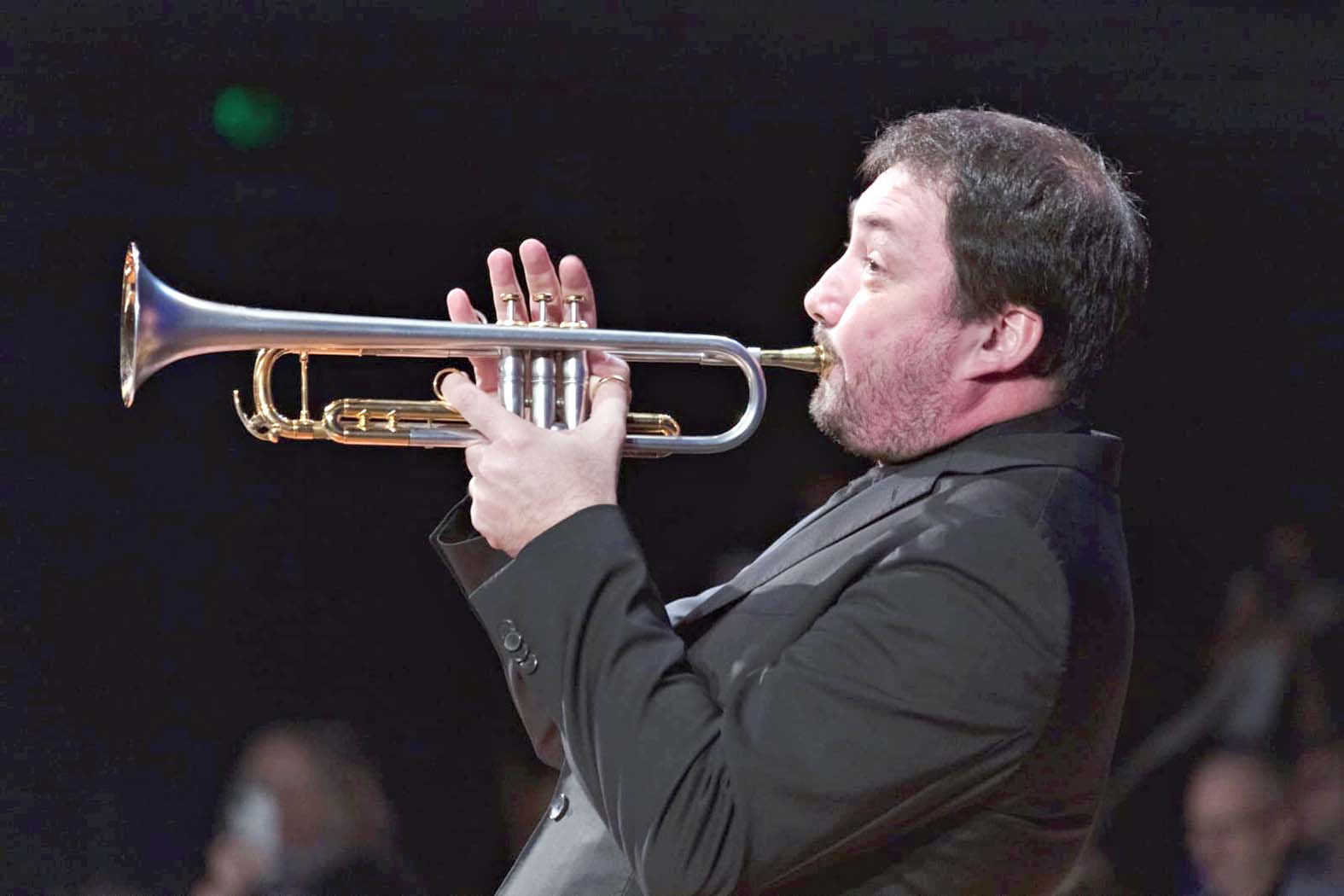 عازف «البوق» ميهيل يوسيفوف 