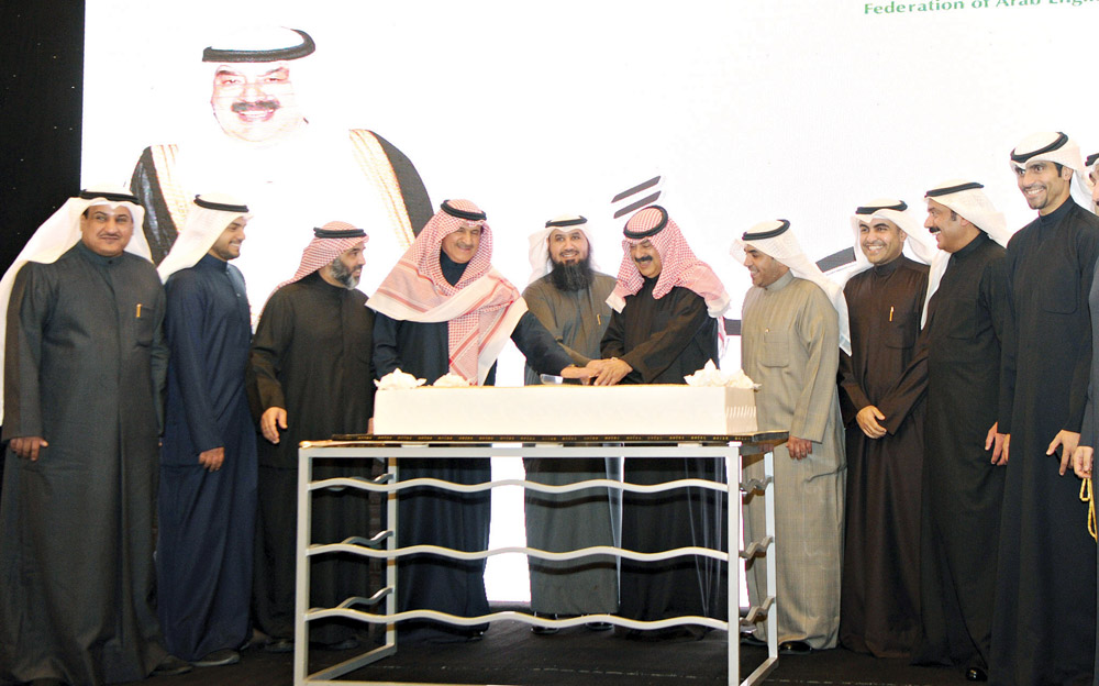 الجارالله مشاركاً العتل قص قالب حلوى الاحتفال	 (تصوير سعود سالم)