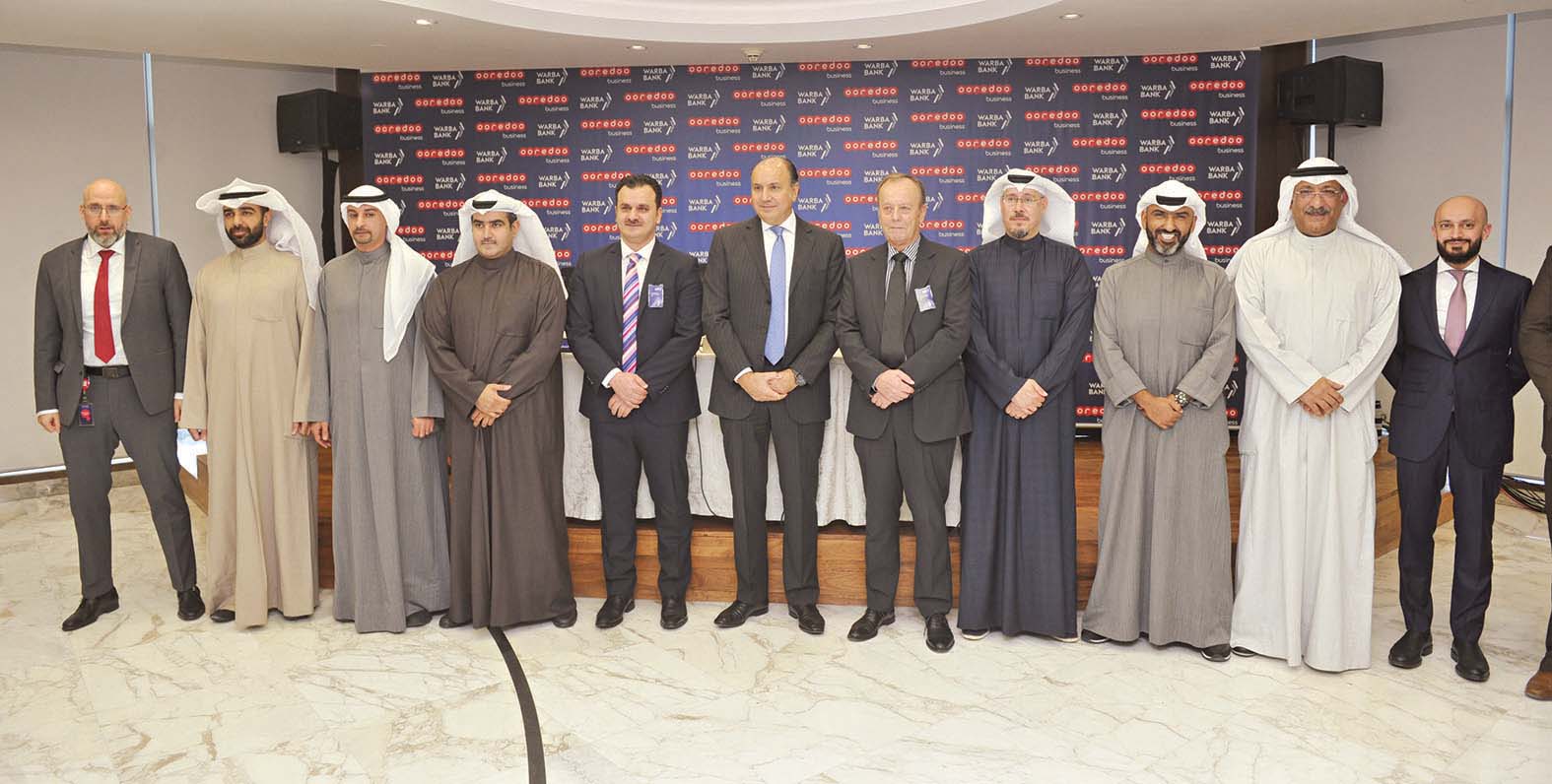 فريقا عمل الشركة والبنك