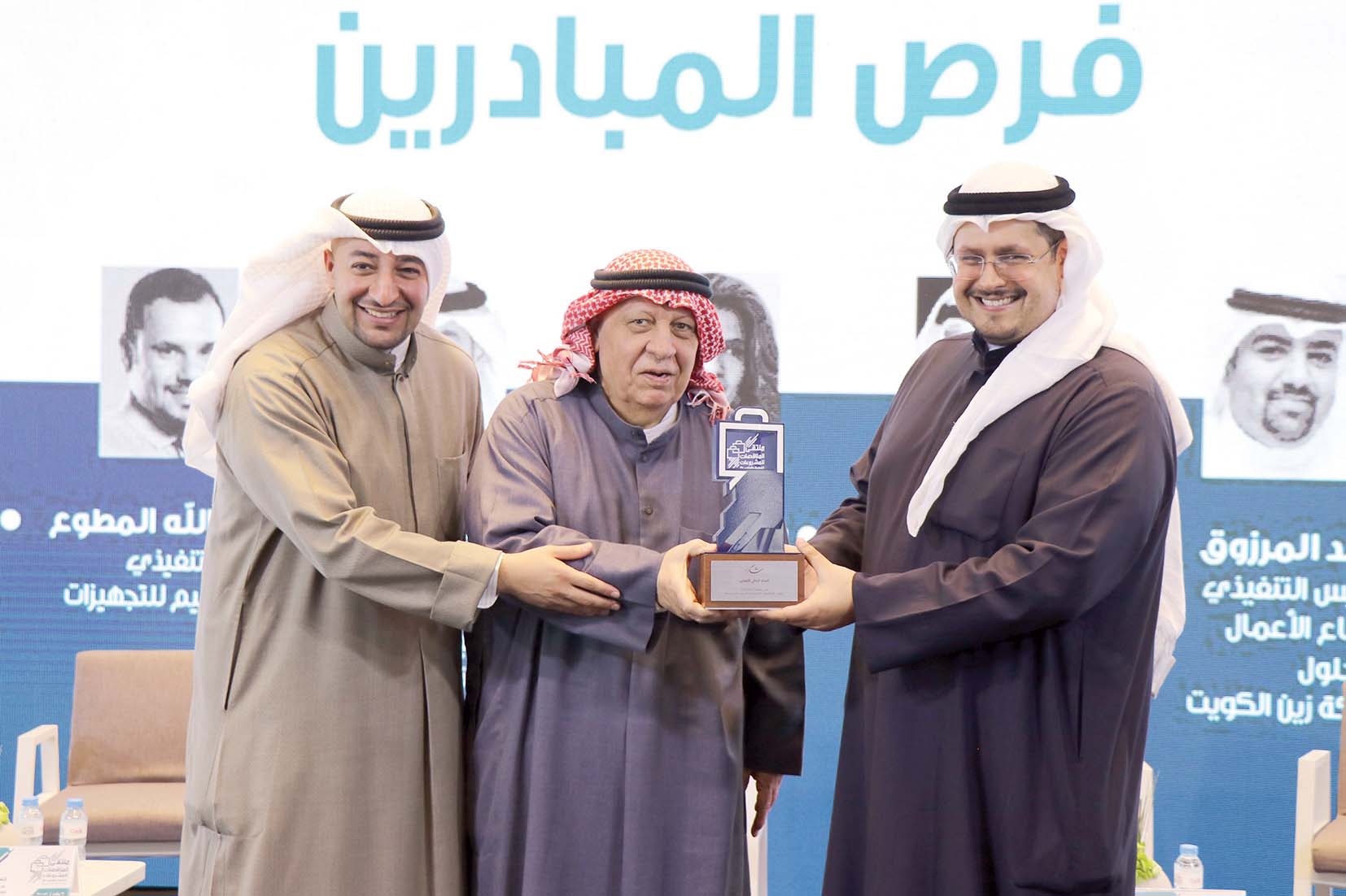 تكريم الشيخ حمود صلاح الصباح خلال الملتقى