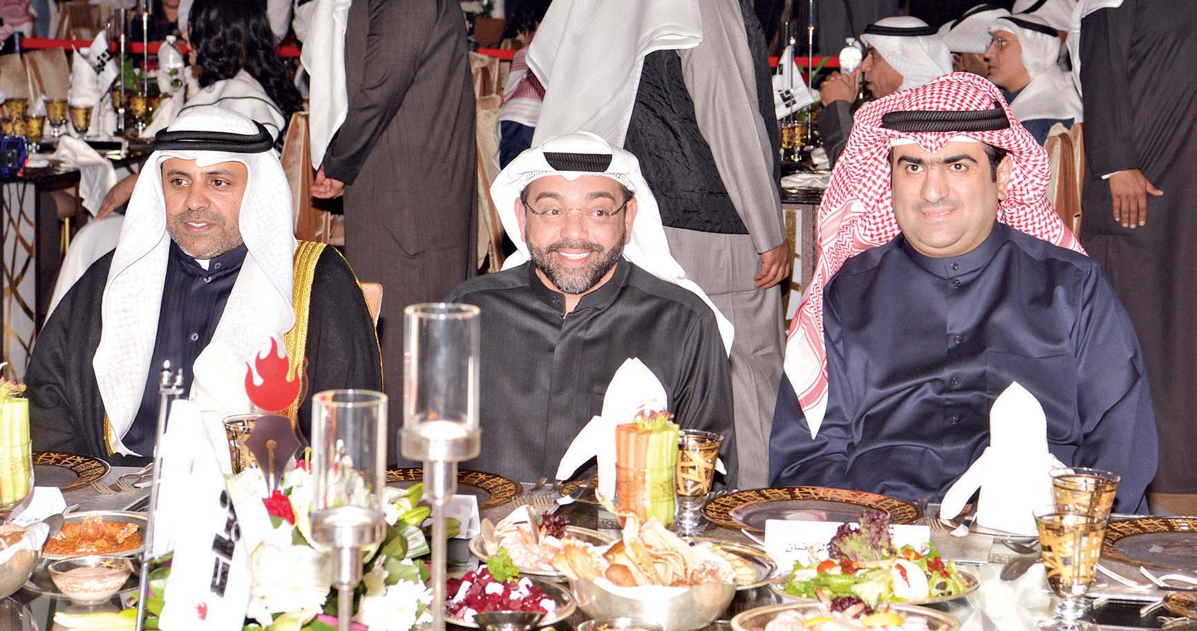 يوسف المرزوق يتوسط خالد الروضان ومحمد الجبري 