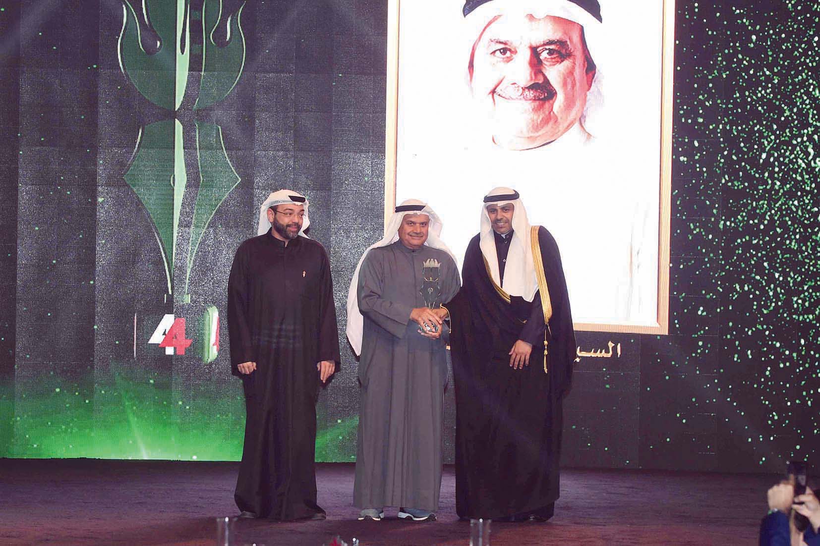 فيصل المطوع يتسلم تكريمه