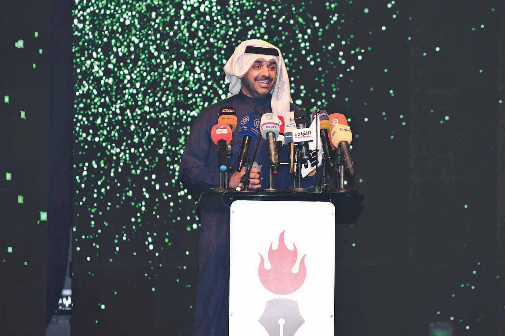 حمد العلي متحدثاً بعد تسلمه جائزة أفضل مقدم برامج عن «حمد شو»