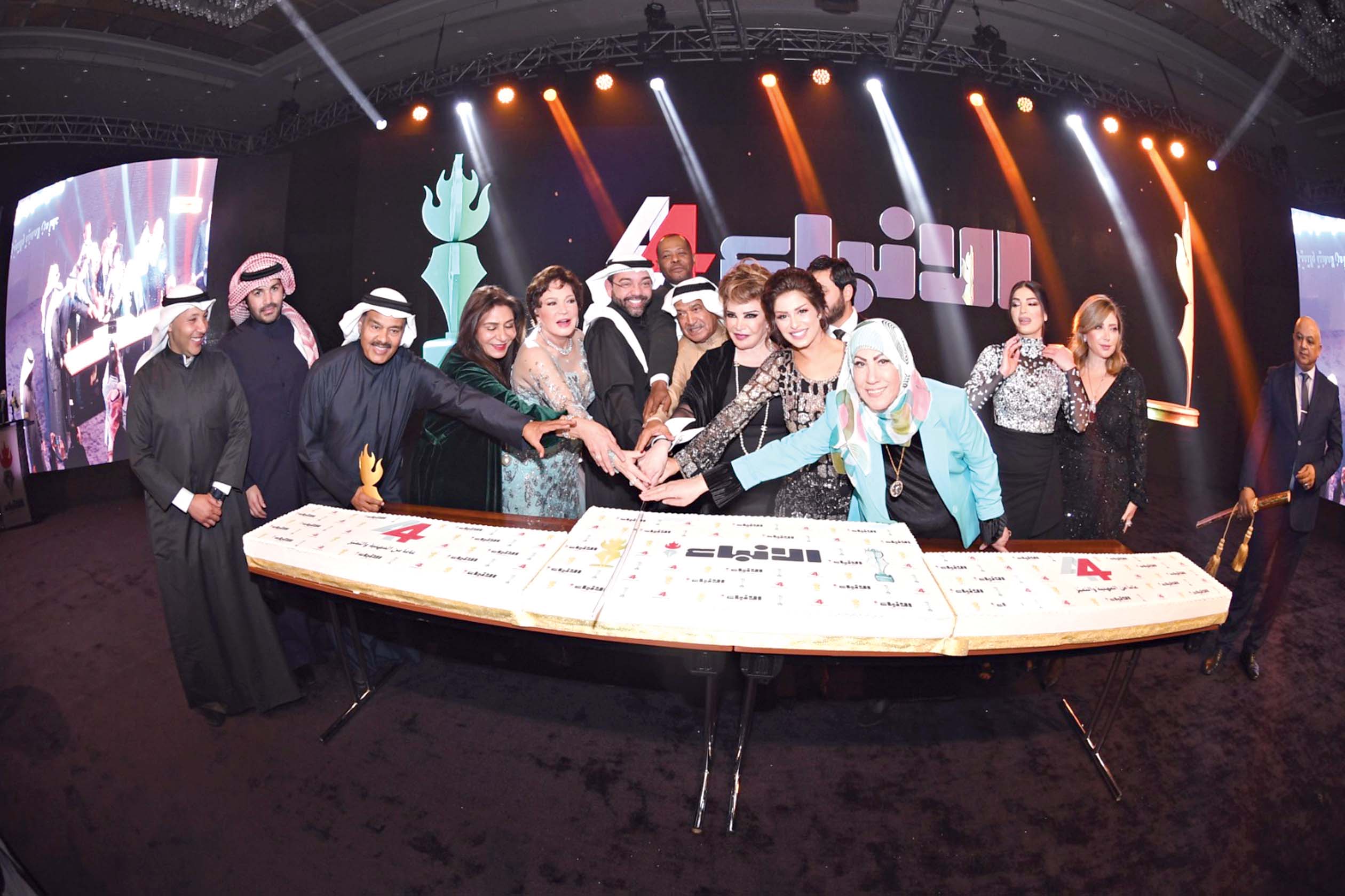 نجوم الفن يقطعون «كعكعة الأنباء» 