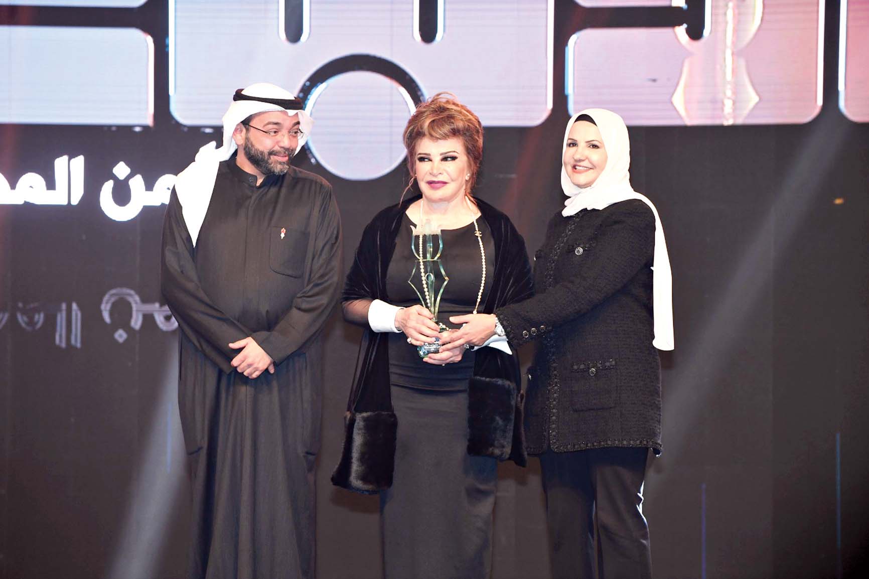 صفية العمري تتوسط الهويدي والمرزوق  