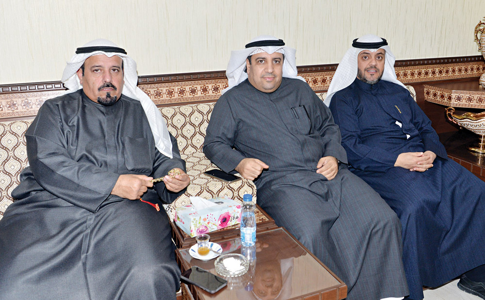 صاحب الديوانية حمود حجي متوسطاً بداح العنزي والدكتور نواف العنزي